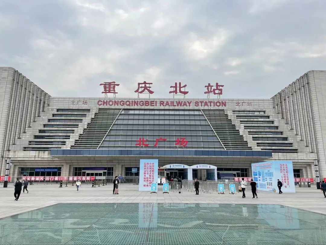 重庆火车北站北广场核酸检测点正负压防护核酸采样舱投用。秦晓英 摄