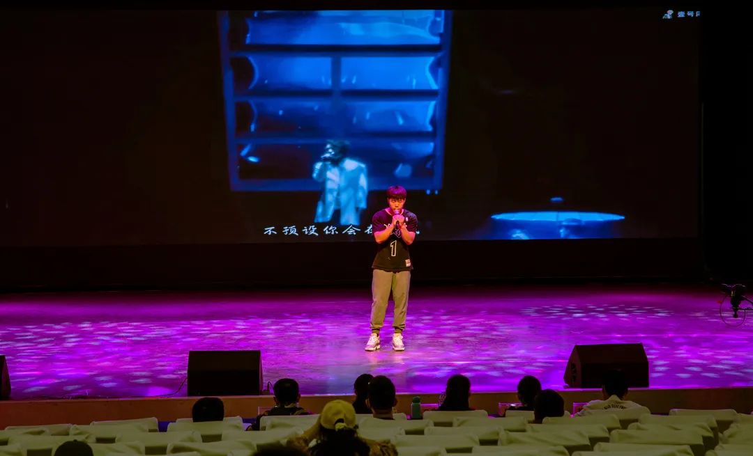 第三位选手：吴钜《傻子》