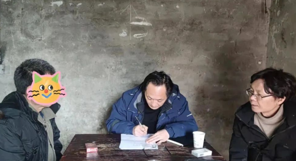 　　四川省屏山县检察院长途驱车前往申请人家中协助实地走访。