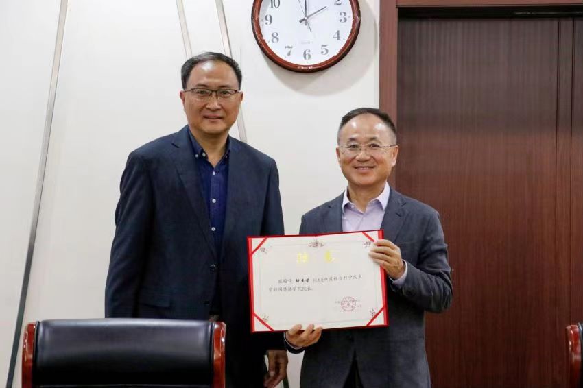 张树辉为胡正荣颁发院长聘书 本文图片均来自中国社会科学院大学新闻传播学院网