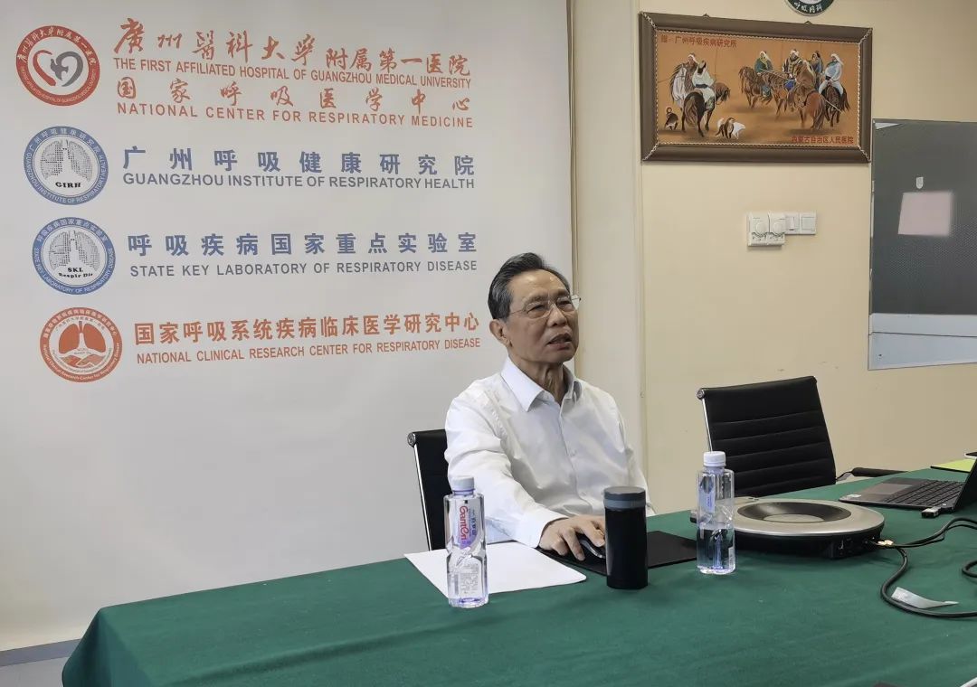 钟南山院士正在给南开大学学术生上课&nbsp;图自南开大学