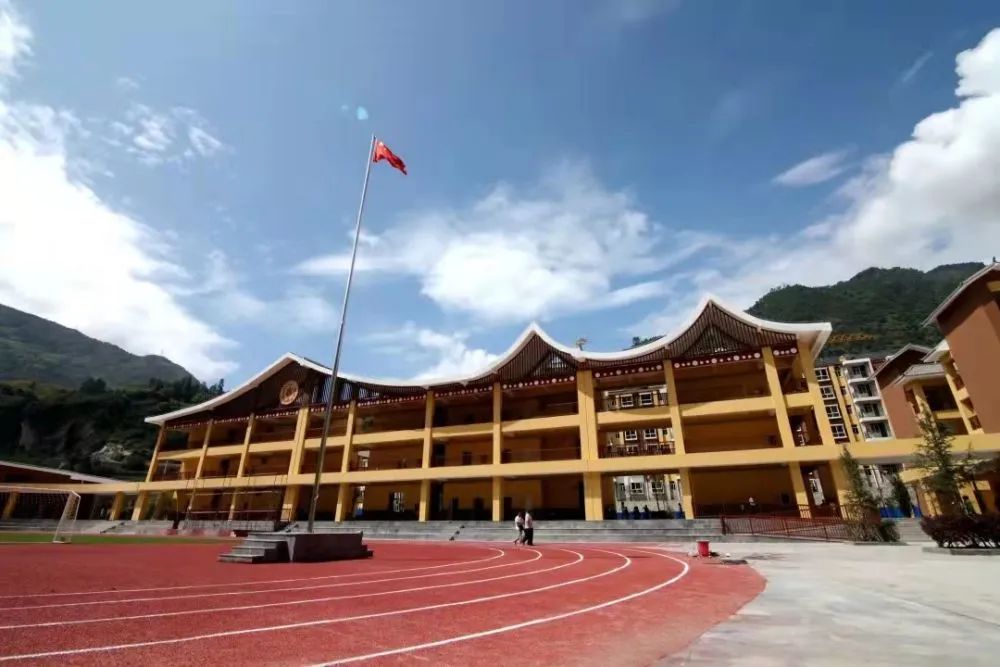 云南省怒江傈僳族自治州泸水市大兴地镇格力小学的操场和教学楼。格力小学供图