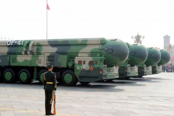按照美国人的说法,DF-41是和MX同级的重型固体燃料洲际导弹,“哨兵”还是赶不上的