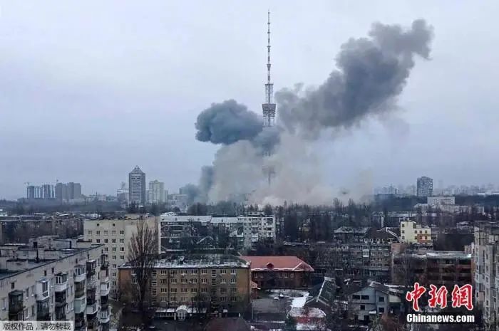 当地时间3月1日,乌克兰基辅电视塔附近发生两次爆炸。