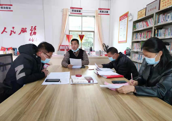 　　桂阳舂陵江镇蓉峰村“清廉驿站”工作人员就村民反映问题进行分析讨论