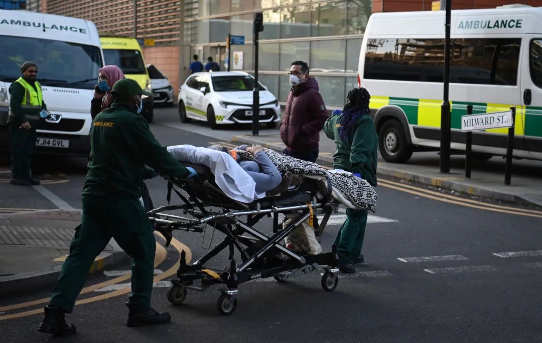 英国伦敦,病人被送往医院 图自澎湃影像