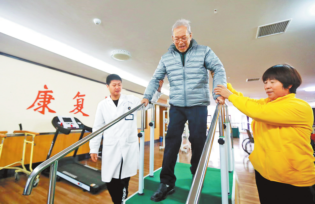 在河南光大欧安乐龄医养中心—河南省老年公寓，老人正在进行康复训练。（记者 王铮 摄）