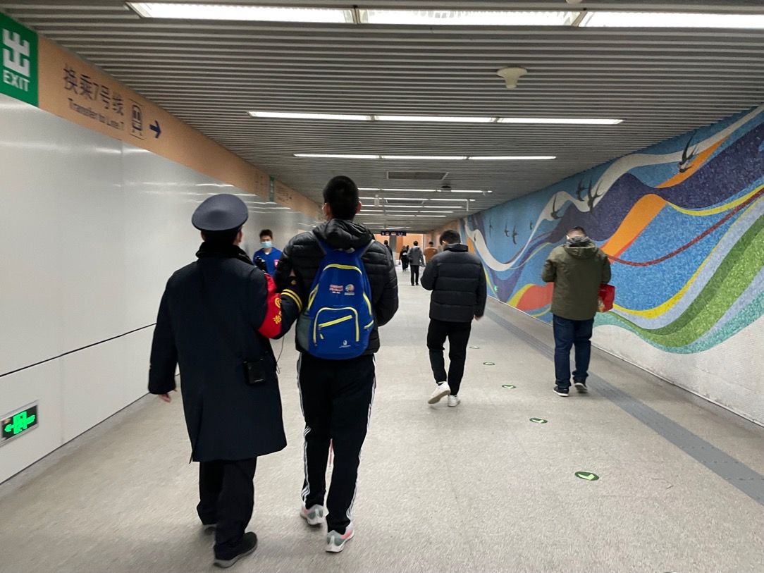▲进入地铁后，工作人员会主动为视障人士带路。新京报记者 左琳 摄