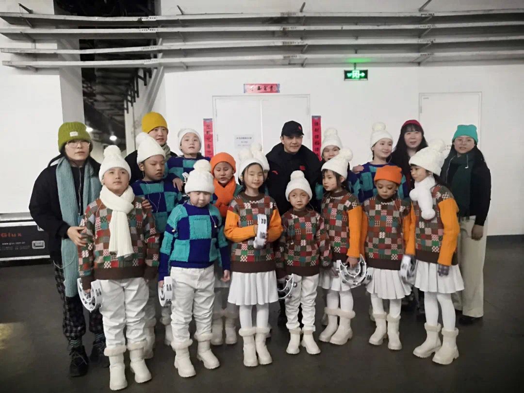 ▲视障者何亚君正在助跑志愿者的陪伴下，在奥林匹克森林公园内晨跑。与郑现伟一样，何亚君也会定期在公园晨跑。受访者供图