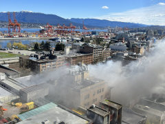 加拿大温哥华失火建筑楼顶坍塌 火灾已致5人受伤送医