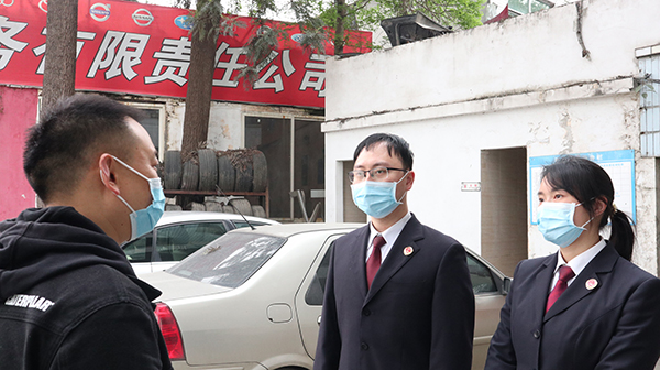 承办检察官走访涉事修车厂 