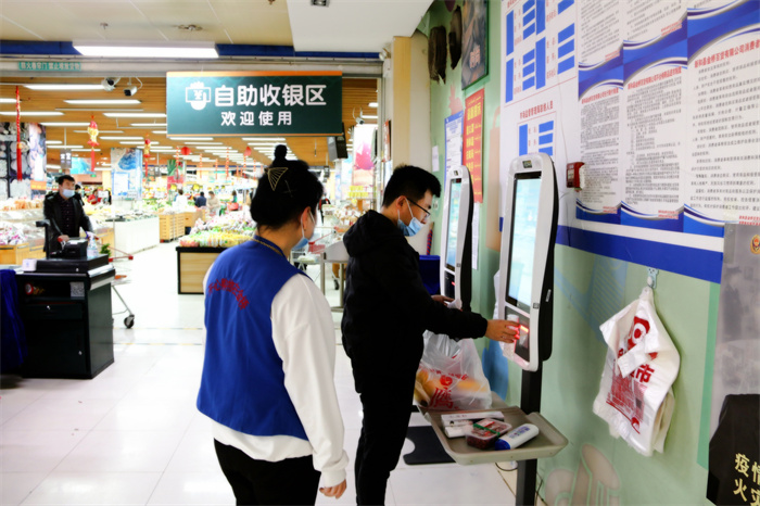 体验自助结算、刷脸支付服务带来的便捷。(朱鹏程 摄)