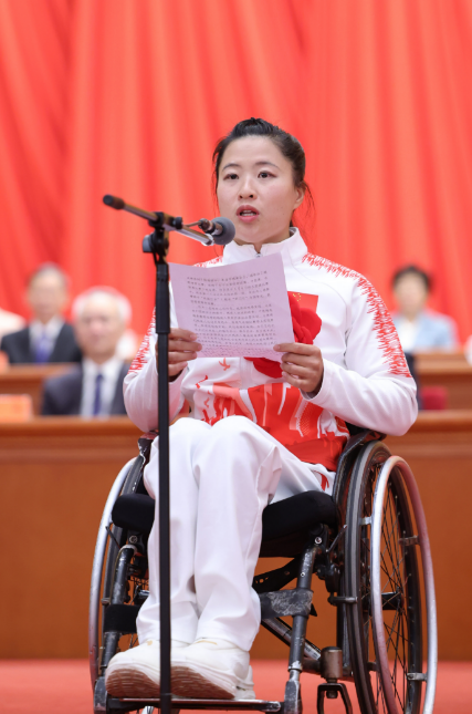 总结表彰大会上,杨洪琼以冬残奥会体育代表团代表身份上台发言。 图/新华社