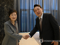 尹锡悦向朴槿惠登门道歉，吐露自己当选后压力大到睡不着觉