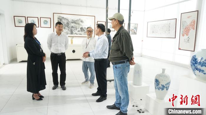 领导嘉宾参观石涛书画研究院展厅。欧惠兰 摄