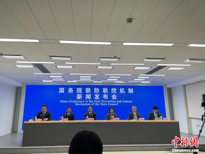 12日下午，国务院联防联控机制召开新闻发布会。张依琳 摄
