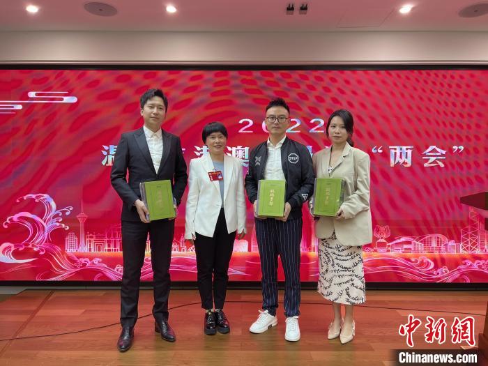 蔡仁燕向温州籍港澳青年赠送《瓯地乡愁》丛书 叶青 摄
