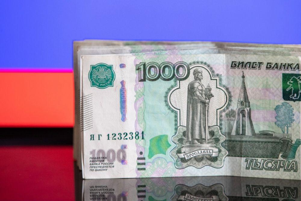 ▲这是3月24日在俄罗斯首都莫斯科拍摄的卢布钞票。图/新华社