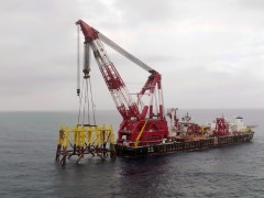 亚洲第一深水导管架“海基一号”海上安装就位