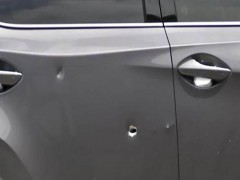 美国休斯敦附近爆发23秒枪战：人群惊慌逃窜 汽车布满弹孔