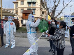 “沪”助 | 滞留后就地服务！这位“人形导航”让小区物资运送跑起来