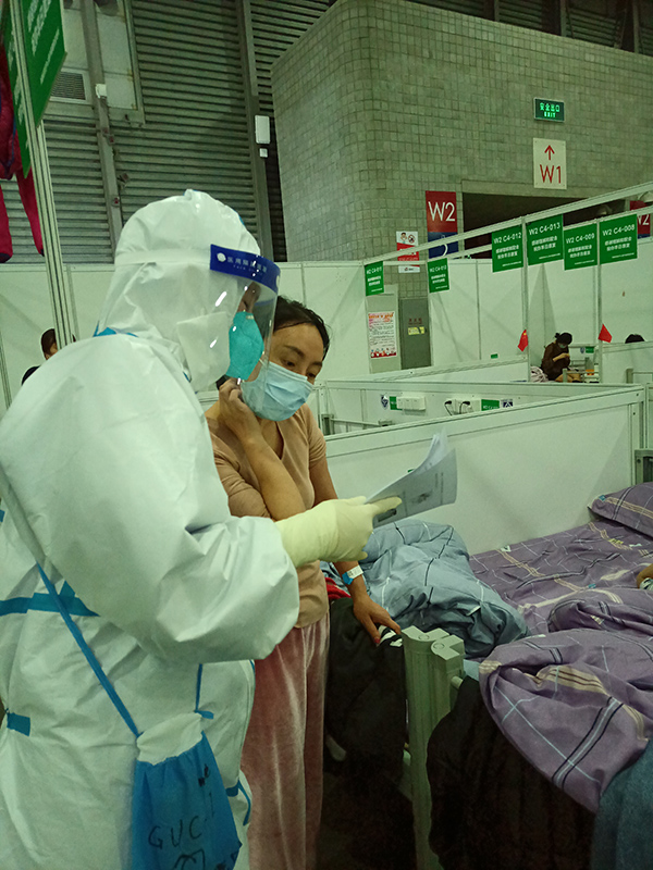 在方舱医院，医护人员向家长讲解中医药防治儿童新冠病毒的方法。 上海市卫健委、上海市中医药管理局 供图&nbsp;