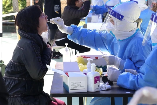 ▲4月6日,医务人员在上海市普陀区长风新村街道为居民进行核酸检测采样。(新华社记者 陈飞 摄)