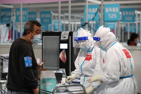 △4月13日，一位病友正在拿取核酸测试试管。