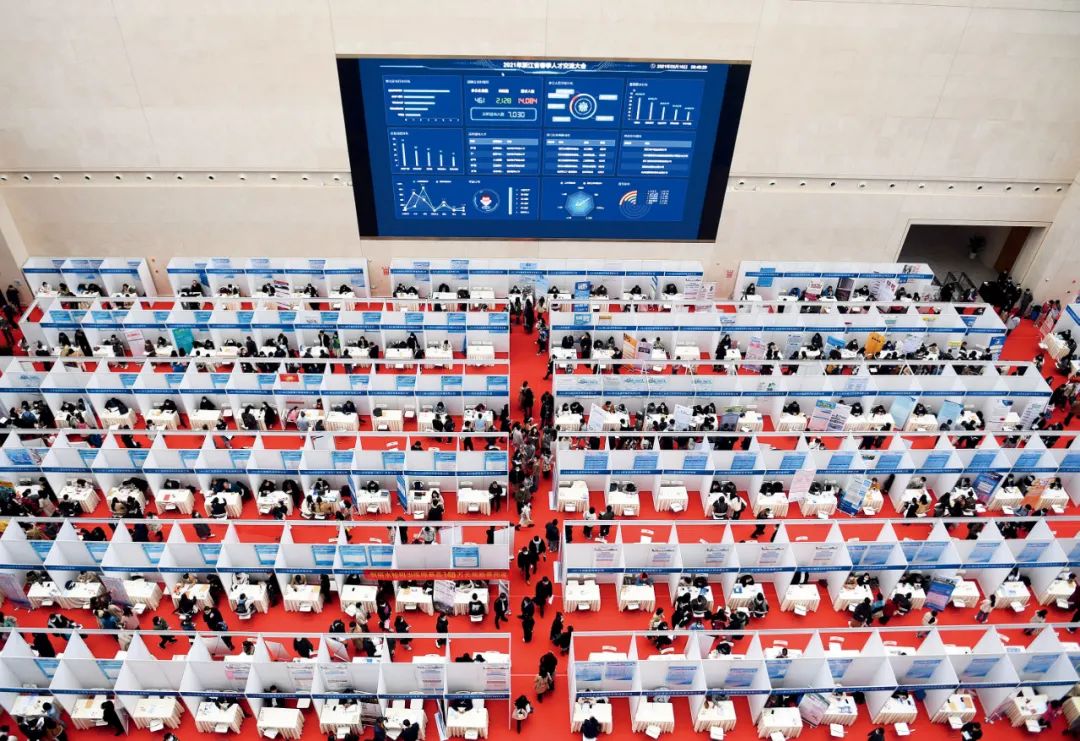 2021年3月16日,2021年浙江省春季人才交流大会在杭州市举行,460家企事业单位推出各类岗位1.1万个,吸引1.21万人次入场应聘。图/中新