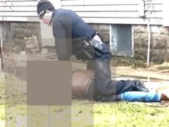 视频曝光！一黑人男子被美国警察按倒朝后脑开枪打死，民众在警局外抗议