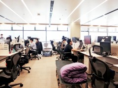 2万人连夜赶往浦东，上海如何保卫金融中心