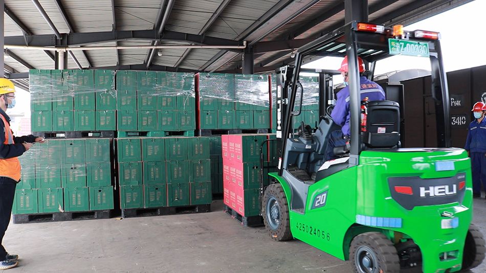 在铁路海安物流基地，工作人员在封闭集装箱箱门。 朱维克 摄