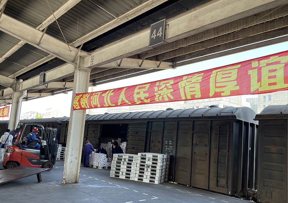 河北保供专列抵沪，工作人员在进行卸车作业。 袁雷 摄