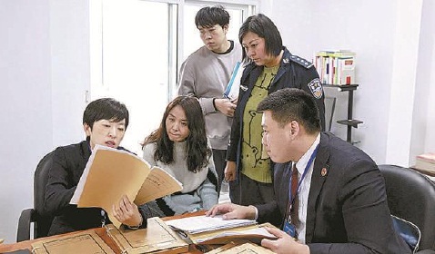 ▲辽宁省沈阳市检察院巡回检察组向社区矫正工作人员反馈问题