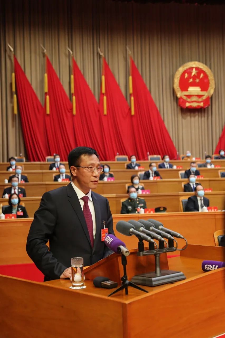 当选哈尔滨市市长后,张起翔作表态发言(来源:哈尔滨市人大)