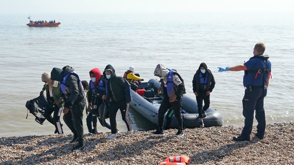 偷渡客乘充气船穿过英吉利海峡(图源:BBC)