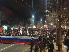 塞尔维亚上千民众抗议反俄投票 手持长20米三色旗高呼口号
