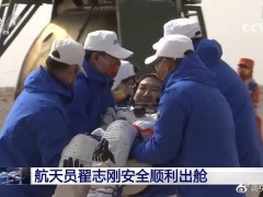 翟志刚率先出舱 现场响起了掌声和欢呼声