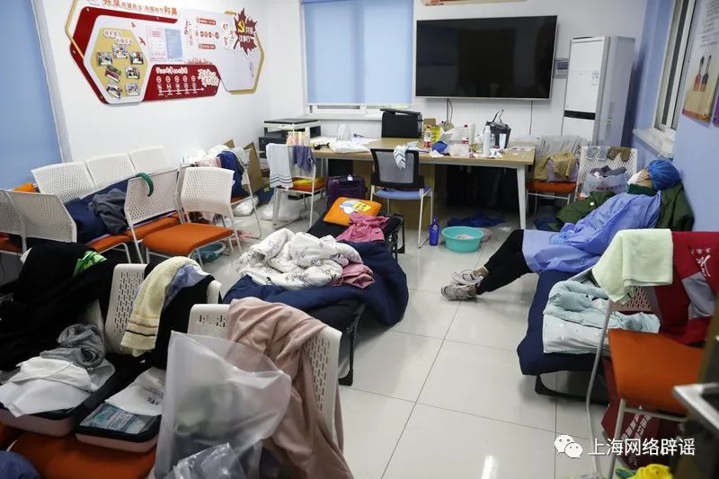 图说:居委干部晚上睡在椅子拼成的“床”上,白天累了撑不住了,打个盹休息下,继续工作。