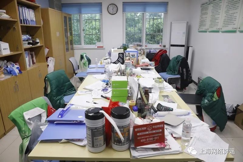 图说:居委会工作人员每天的工作任务十分繁重。
