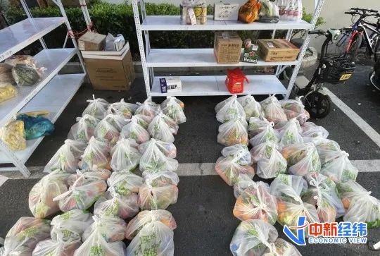 ▲李琴为小区居民团购的物资 受访者供图