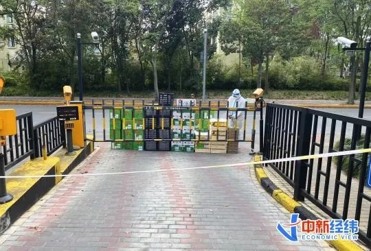 ▲叶子所在社区团购的水果送到了小区门口 受访者供图