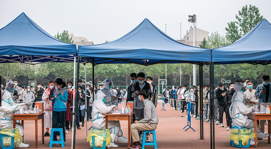 2022年4月16日,西安,西北工业大学长安校区,师生有序进行核酸检测。