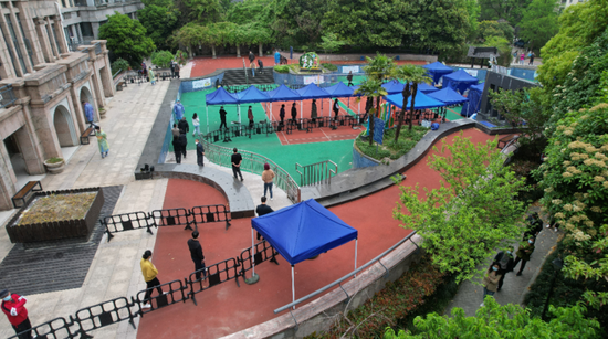 4月15日,苏州太仓市一核酸采样点,市民有序排队等候核酸采样检测。