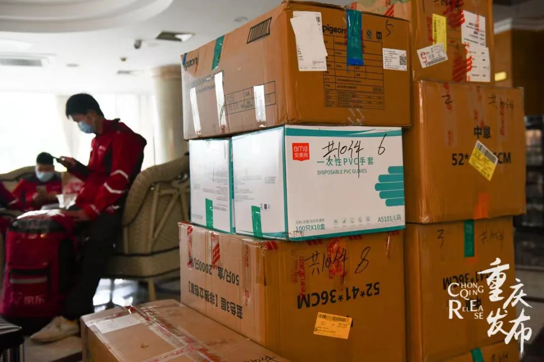 重庆京东物流准备了一次性PVC手套等防护物资  邹乐 摄