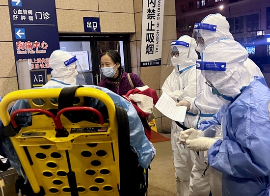 医护人员向家属询问患者病情。(新华社记者袁全摄)