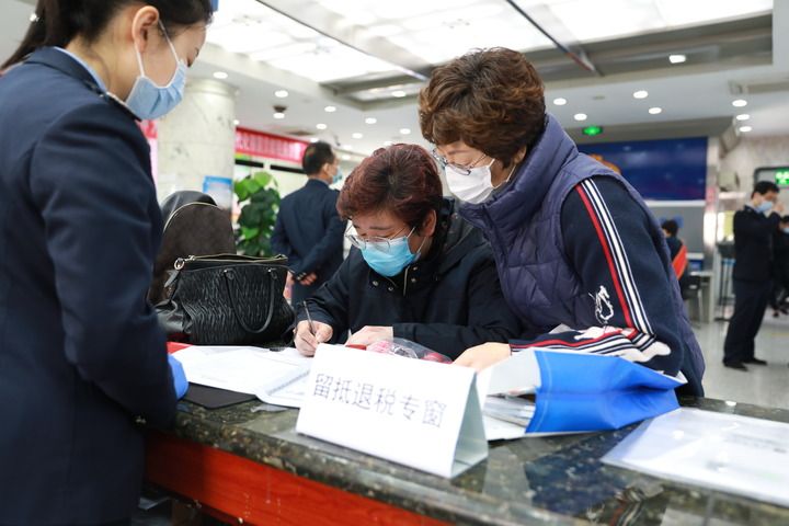 4月1日,天津市和平区税务局工作人员指导纳税人进行小微企业增值税留抵退税操作。新华社发