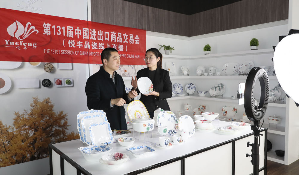 4月15日,第131届中国进出口商品交易会线上开幕。在江苏省淮安市洪泽区,一家陶瓷企业的工作人员在展厅直播介绍产品。新华社发(赵启瑞 摄)