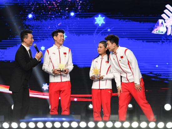 高亭宇（右一）向闫文港（左二）、荣格颁授“突破”荣誉。  图/新华社