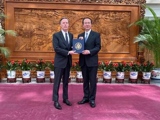 伯恩斯(左)向中方递交国书副本,外交部礼宾司司长洪磊(右)接受之图:伯恩斯社交媒体